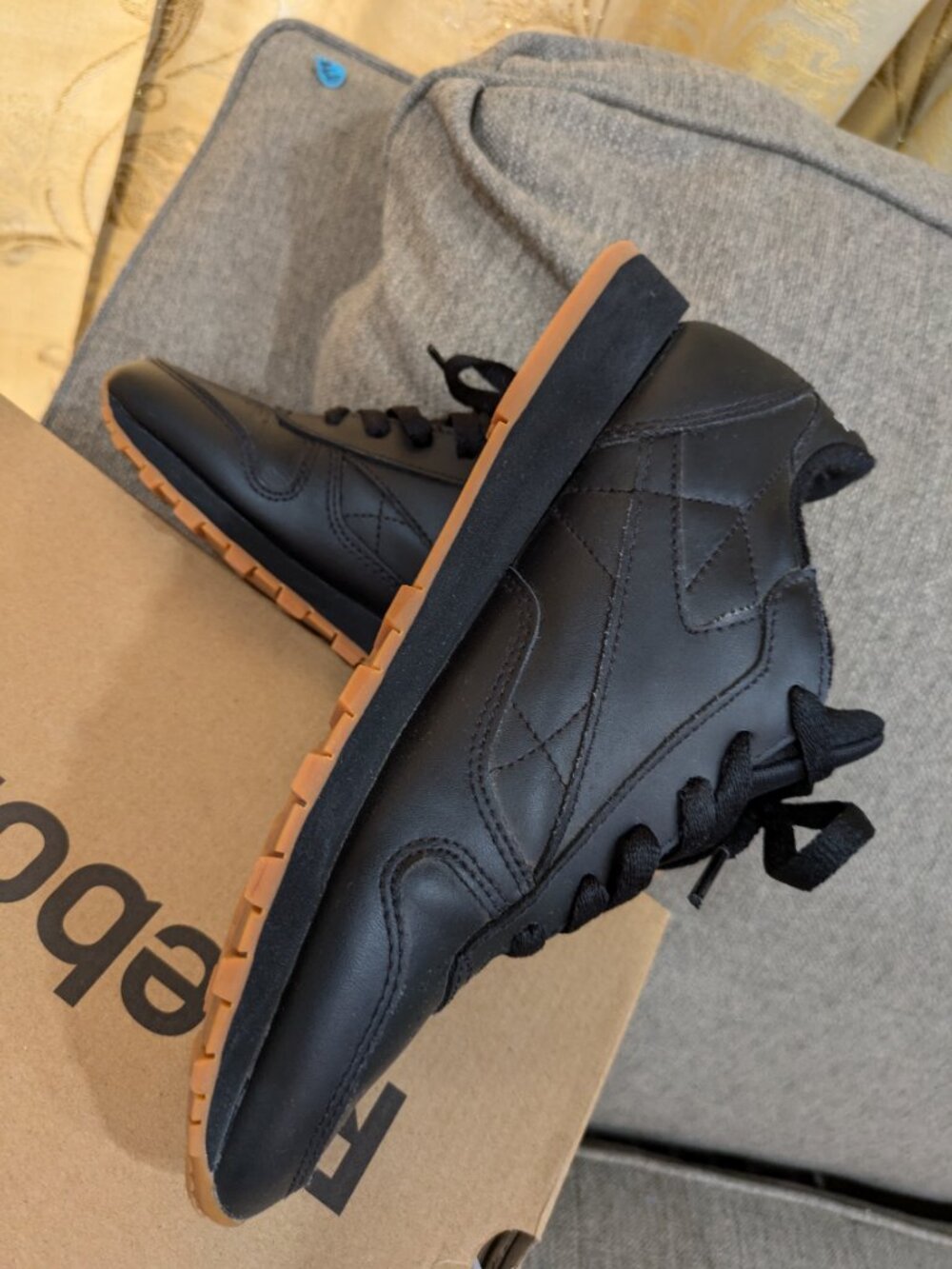 Reebok Classic Leather Black Gum Kids Size 7 Fashion Sneaker Good Condition